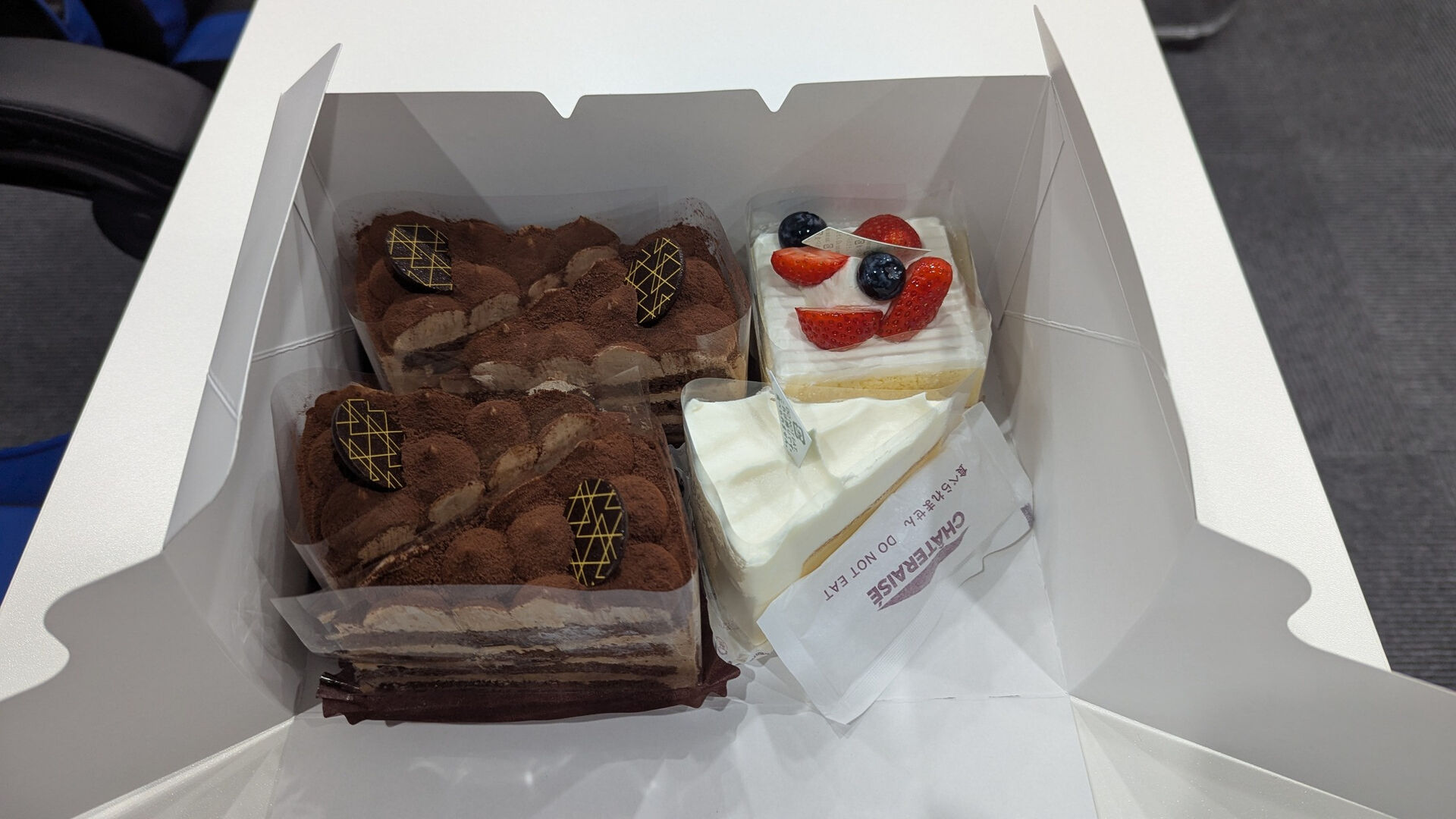 【卒業祝いのケーキタイム🎉🍰】